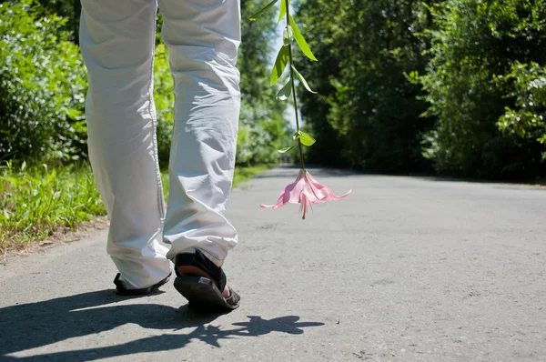 道路上の男性の足 — ストック写真