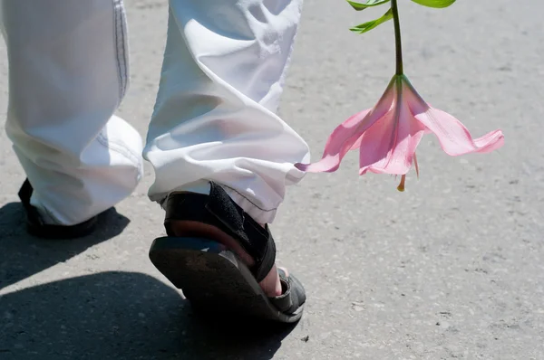 I piedi dell'uomo sulla strada — Foto Stock