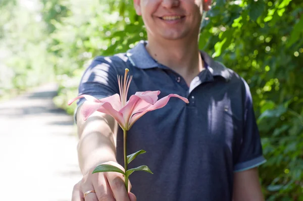 Молодой человек с цветком — стоковое фото
