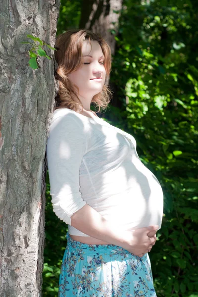Mujer embarazada al aire libre — Stockfoto