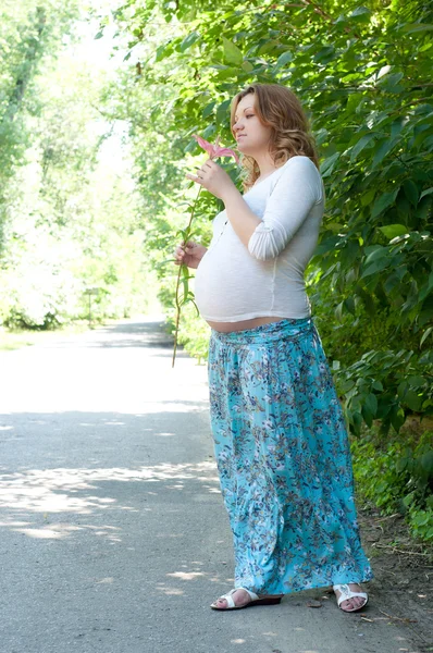Mujer embarazada al aire libre — Stockfoto