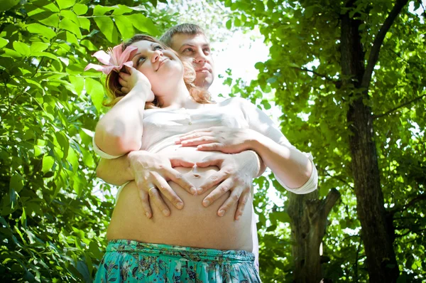 Casal jovem casal ao ar livre — Fotografia de Stock