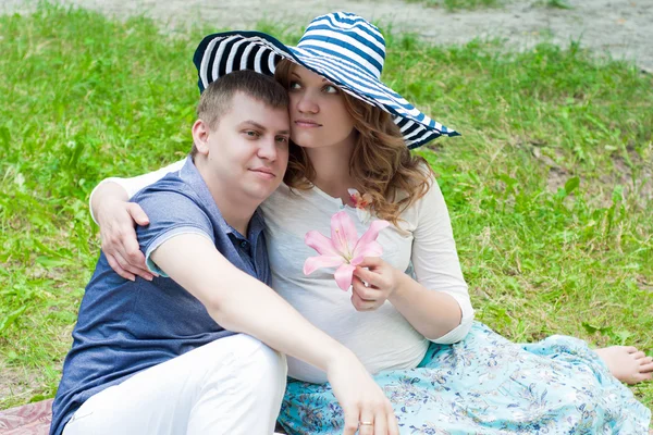 Casal jovem casal ao ar livre — Fotografia de Stock