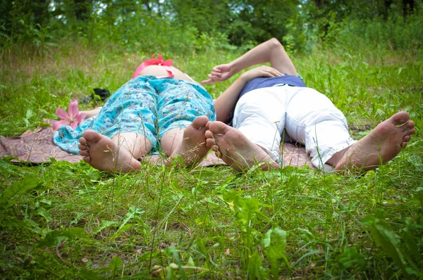 Evli çift açık havada dinlenmek vardır — Stok fotoğraf