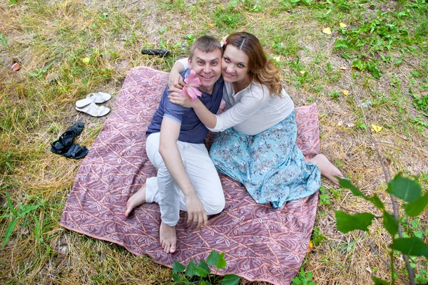 O par casado tem um resto ao ar livre — Fotografia de Stock