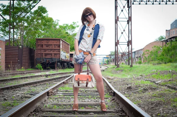 Το όμορφο κορίτσι, επί της σιδηροδρομικής γραμμής — Φωτογραφία Αρχείου