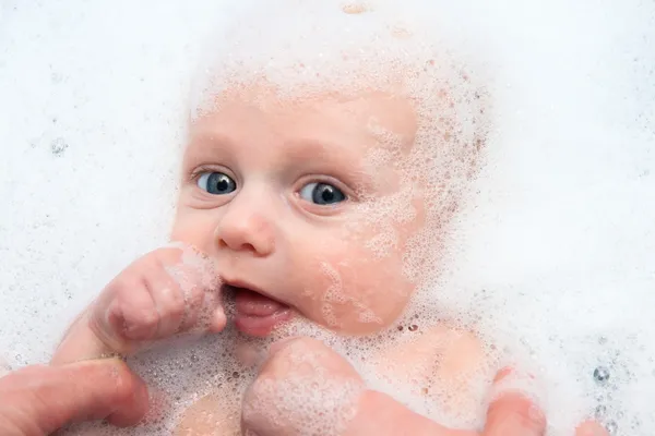 Bébé garçon dans bain — Photo