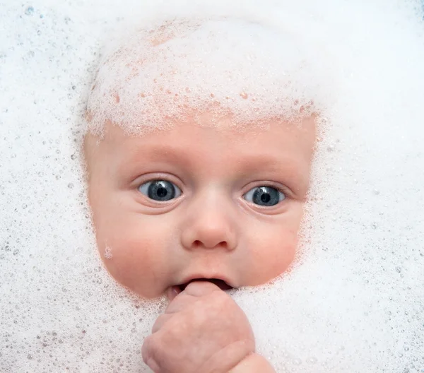 Bébé garçon dans bain — Photo