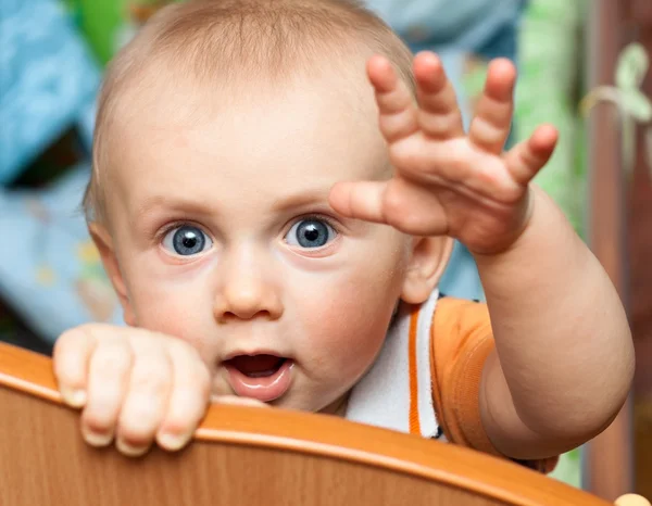 Baby standing in crib — Stock Photo, Image