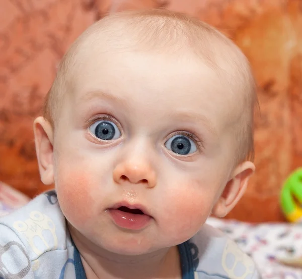 Curioso bebê fazendo rosto surpreso — Fotografia de Stock