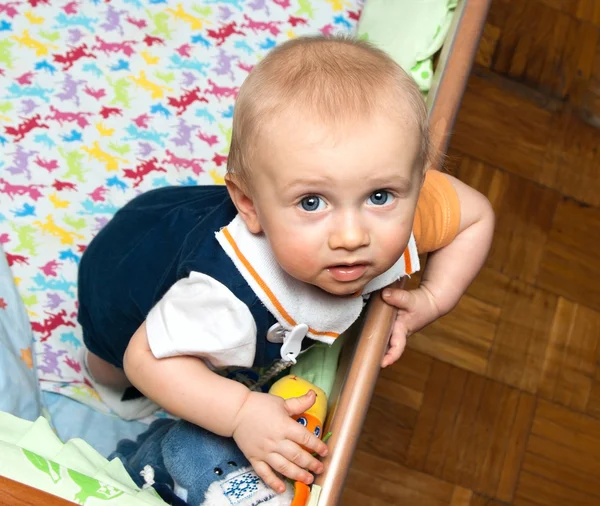 Bebê em pé no berço — Fotografia de Stock