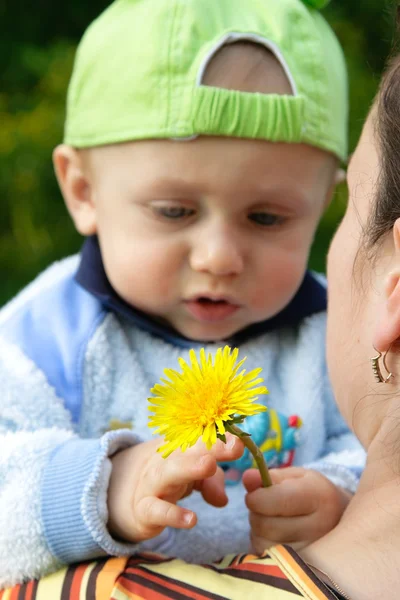 Bir çiçek tutan çocuk — Stok fotoğraf