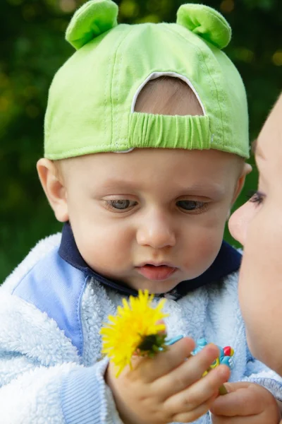 Ребенок держит цветок — стоковое фото
