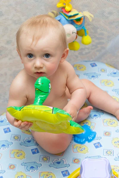 Erkek bebek kaplumbağa ile oynuyor — Stok fotoğraf