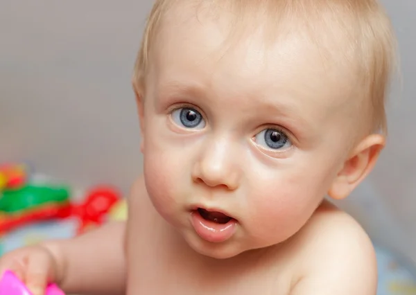 Little boy looks to the camera — Stock Photo, Image