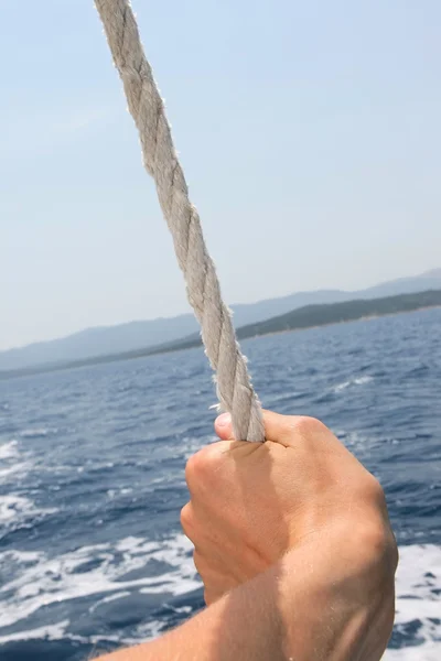 Hand holds a rope — Stock Photo, Image