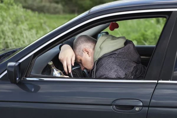 Dronken mens in slaap achter het stuur — Stockfoto