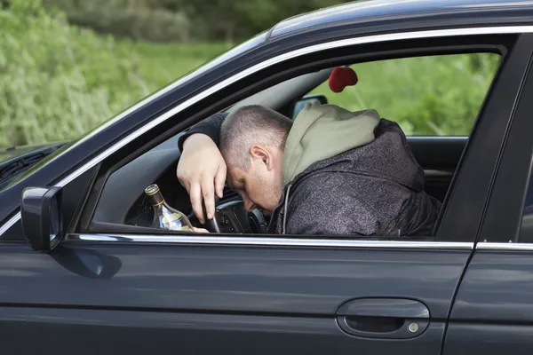 Pijany mężczyzna spał za kierownicą Obraz Stockowy