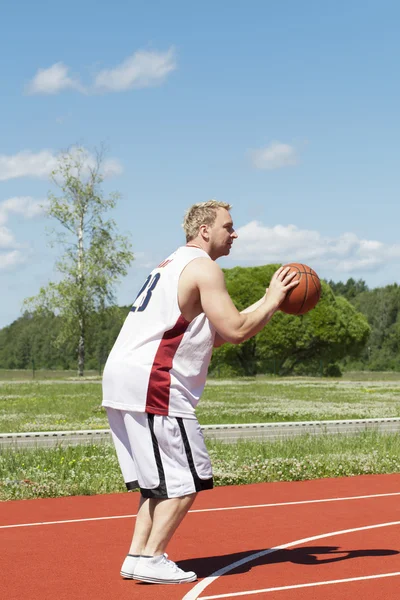 バスケットボール選手とボールを — ストック写真