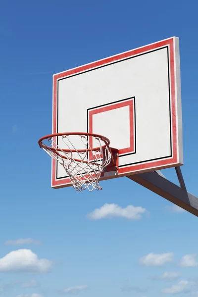 Koszykówka obręcz na tle niebieskiego nieba — Zdjęcie stockowe