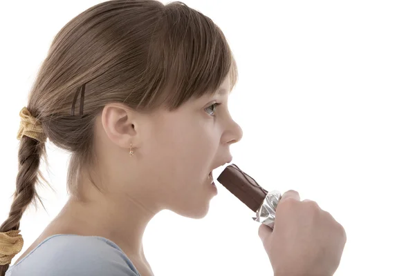 Dívka jíst čokoládu — Stock fotografie