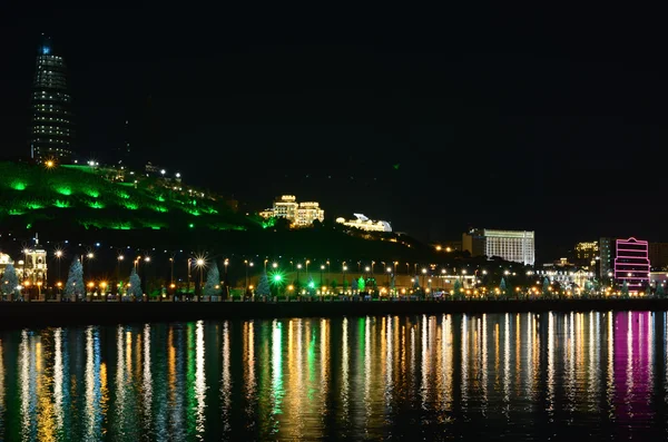 Uma noite linda. Embankment Baku. Azerbaijão . — Fotografia de Stock