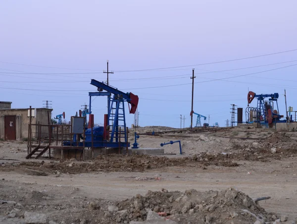 巴库附近的废弃的石油井架。阿塞拜疆. — 图库照片