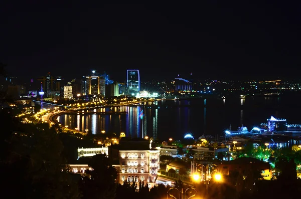Natt syn på staden baku. Azerbajdzjan Stockbild