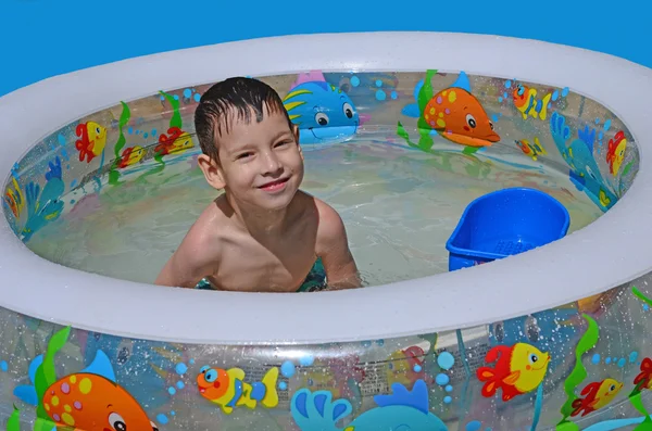 Lächelnder Junge im Pool — Stockfoto