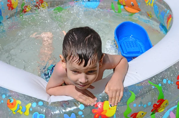 Мальчик в бассейне — стоковое фото