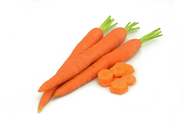 Świeże marchewki na białym tle — Zdjęcie stockowe
