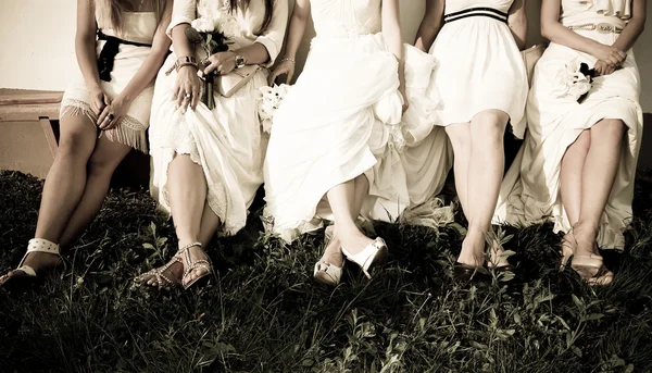 신부와 신부 들러리 다리 — 스톡 사진