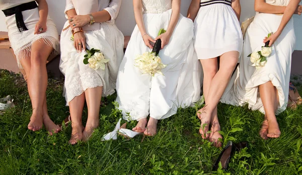 花嫁とブライドメイドの足 — ストック写真