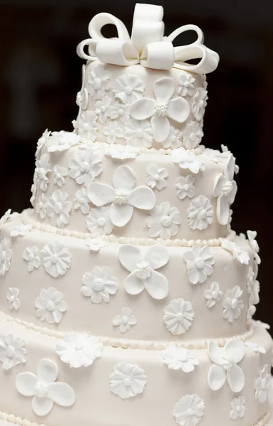 Un pastel de boda blanco — Foto de Stock