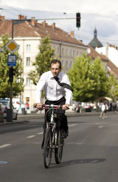Молодой бизнесмен на велосипеде в городе — стоковое фото
