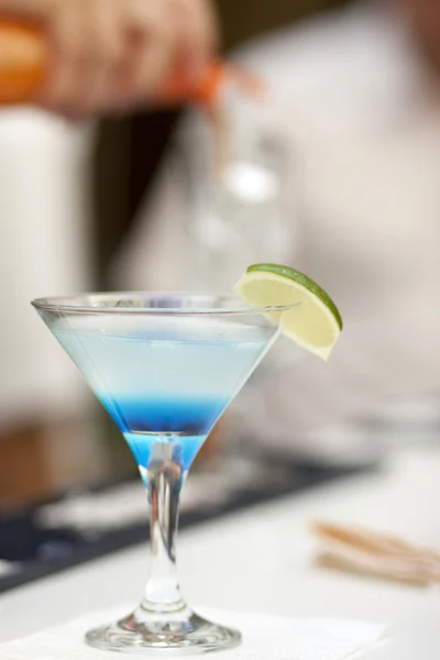 Синий коктейль на столе — стоковое фото