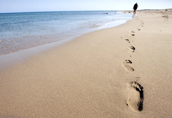 Passos na areia na praia — Fotografia de Stock