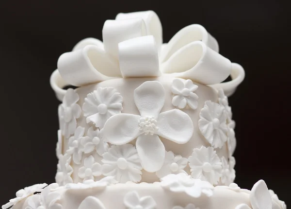 En vit bröllopstårta — Stockfoto