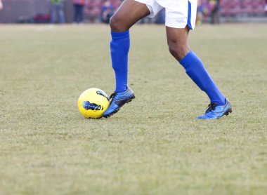 futbol oyuncusu topun peşinde koşuyoruz