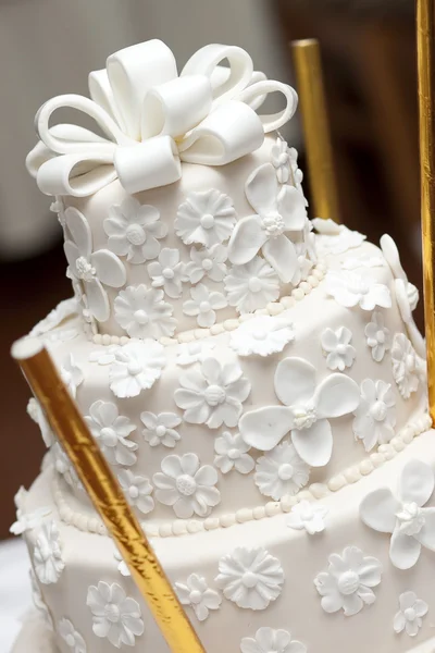 Una torta nuziale bianca — Foto Stock