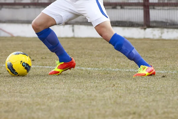 Giocatore di calcio che corre dietro al pallone — Foto Stock