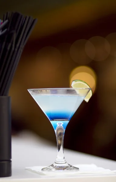 Cocktail blu sul tavolo — Foto Stock
