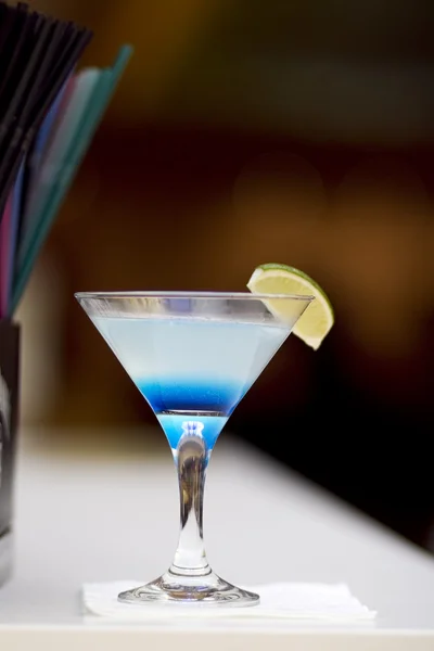 Синий коктейль на столе — стоковое фото