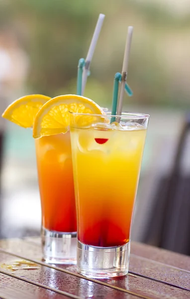 Cocktail na mesa molhada — Fotografia de Stock