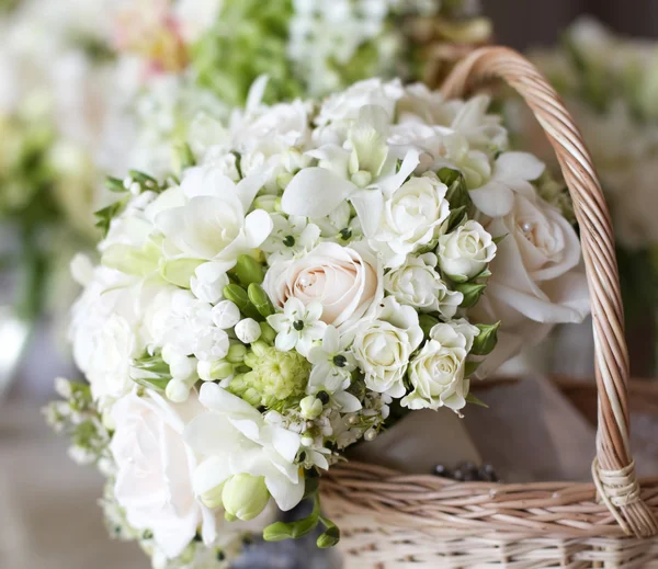 Bouquet da sposa nel cestino — Foto Stock