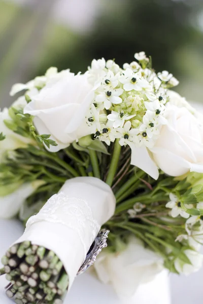 Belo buquê de casamento branco — Fotografia de Stock