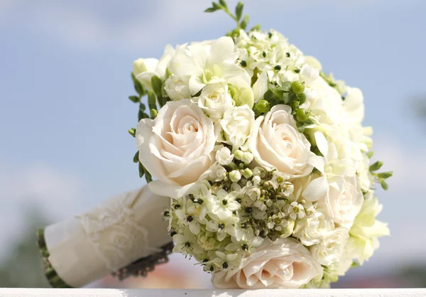Schöner weißer Hochzeitsstrauß — Stockfoto
