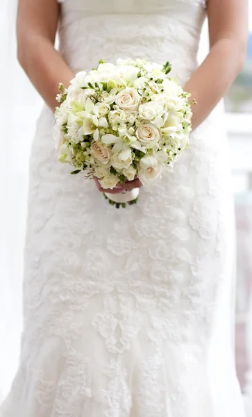 Невеста с белым свадебным букетом роз и цветком любви — стоковое фото