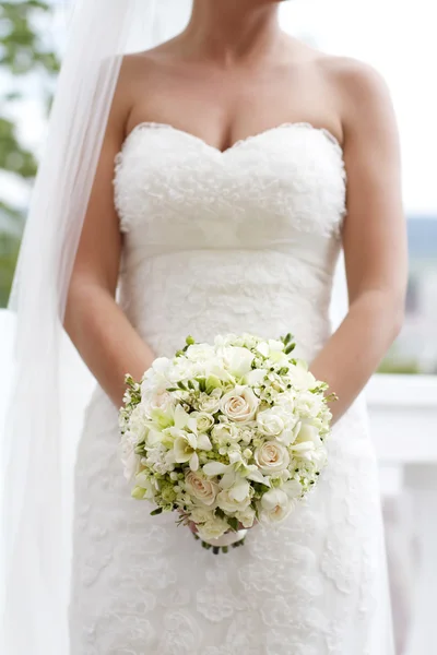 Noiva segurando buquê de casamento branco de rosas e flor do amor — Fotografia de Stock