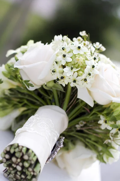 Belo buquê de casamento branco — Fotografia de Stock